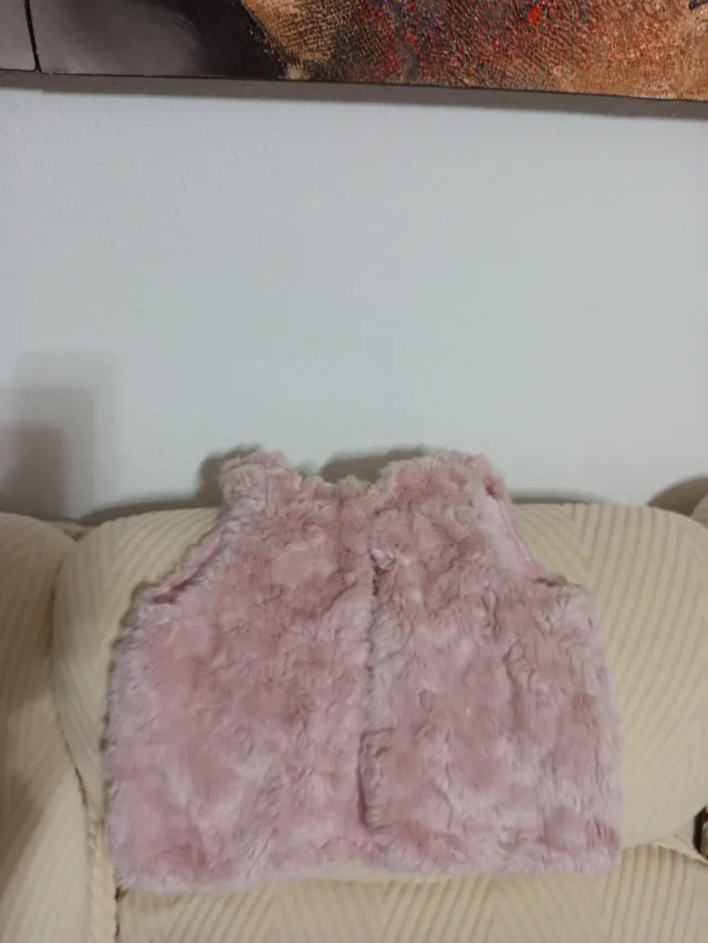 Chaleco de pelo rosa para niña