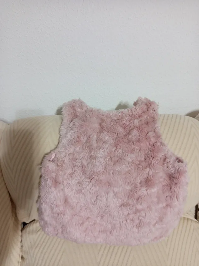 Chaleco de pelo rosa para niña