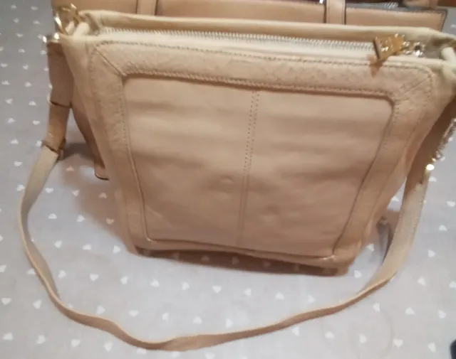 Bolso DKNY Beige con Tachuelas Doradas