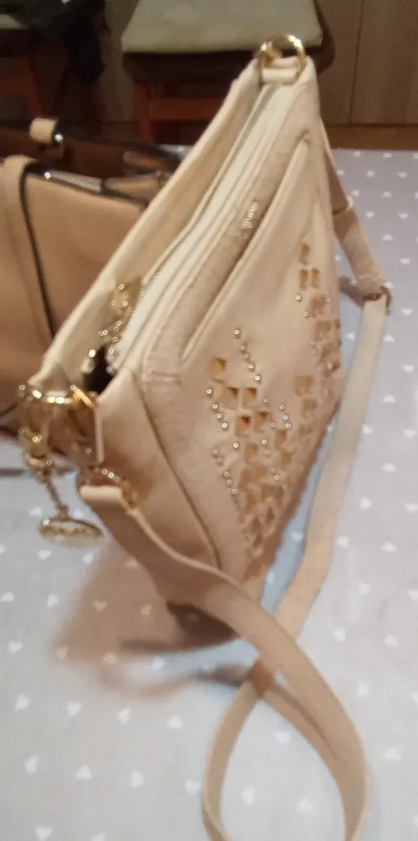 Bolso DKNY Beige con Tachuelas Doradas