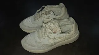 Zapatillas Beige y Blancas