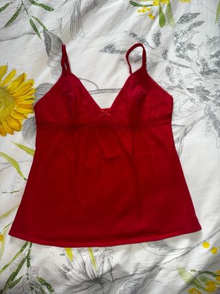 Top lencero rojo con encaje