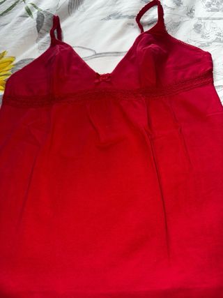 Top lencero rojo con encaje