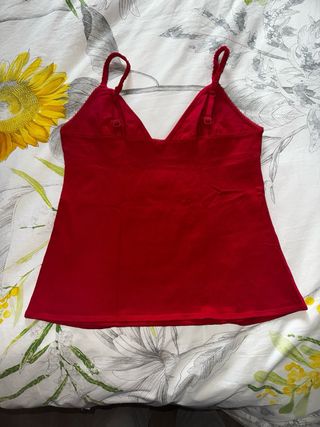 Top lencero rojo con encaje