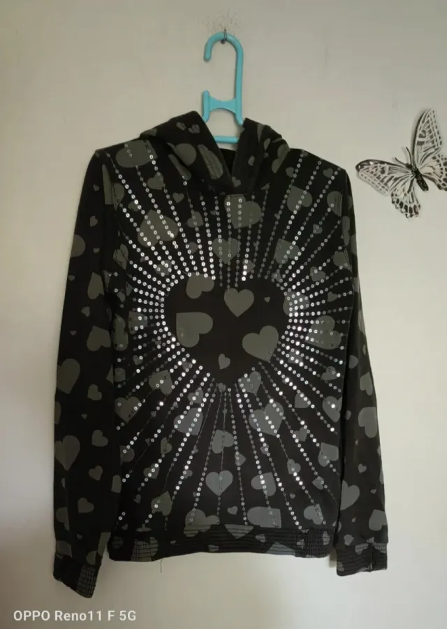 Sudadera con capucha y corazones