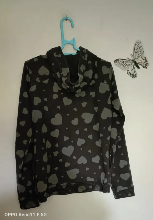 Sudadera con capucha y corazones