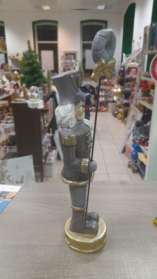 Schiaccianoci in resina decorato Altezza 35 cm