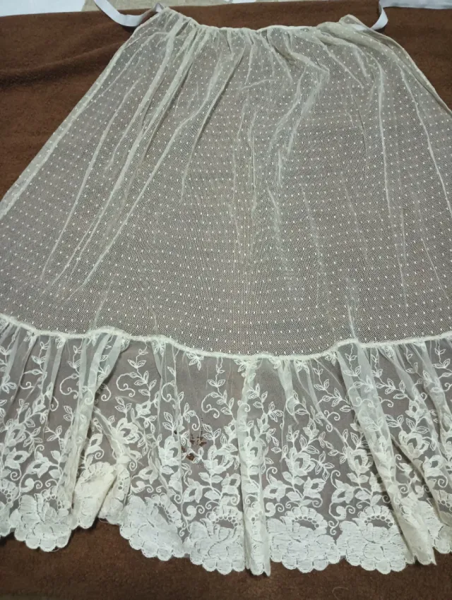 Delantal plumeti Valenciana encaje antiguo