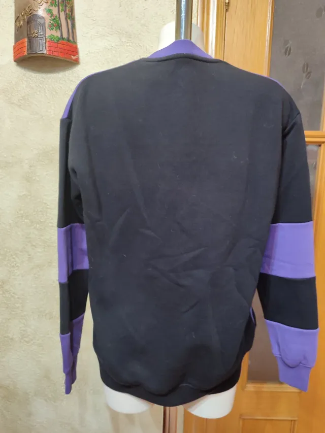 Sudadera Pull&Bear morada y negra unisex