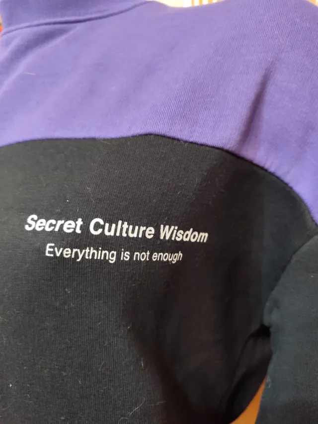 Sudadera Pull&Bear morada y negra unisex