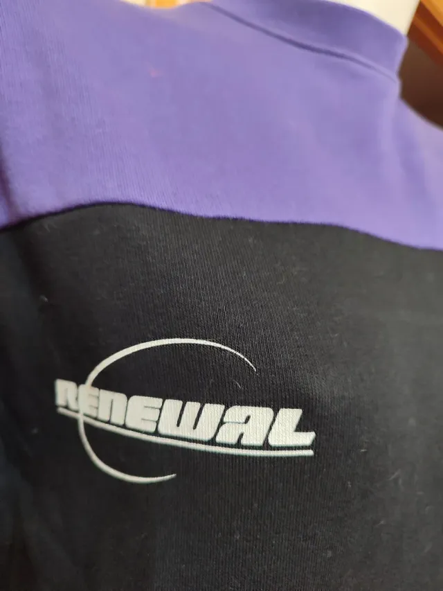 Sudadera Pull&Bear morada y negra unisex