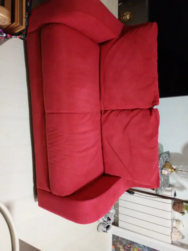 Sofá de tela cómo granate  no rojo
