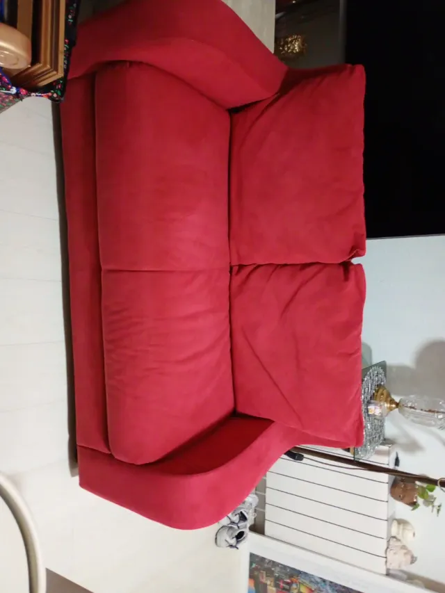 Sofá de tela cómo granate  no rojo