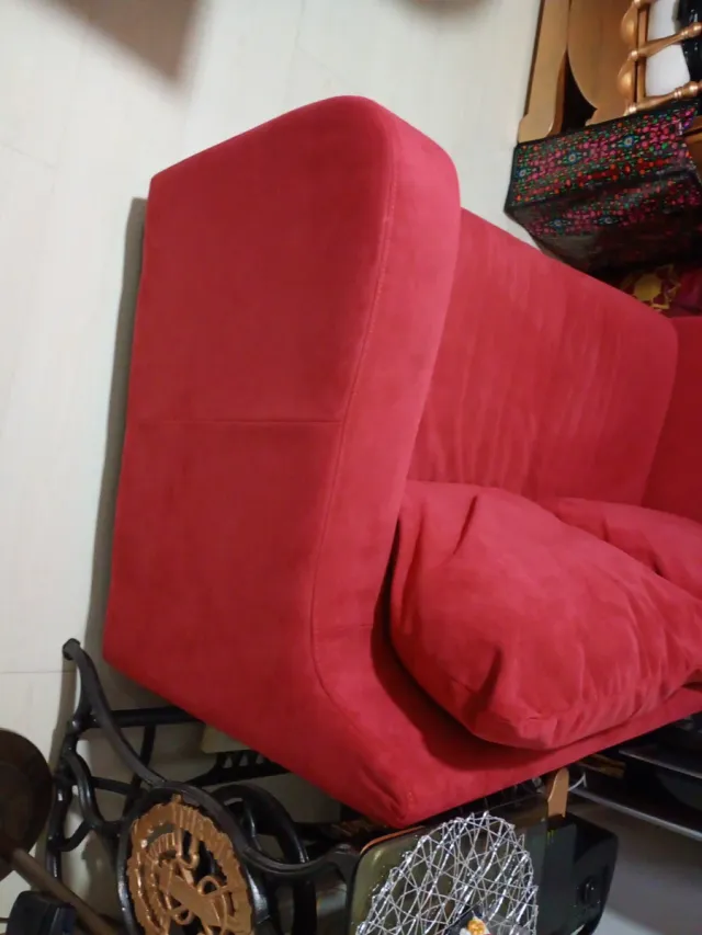 Sofá de tela cómo granate  no rojo