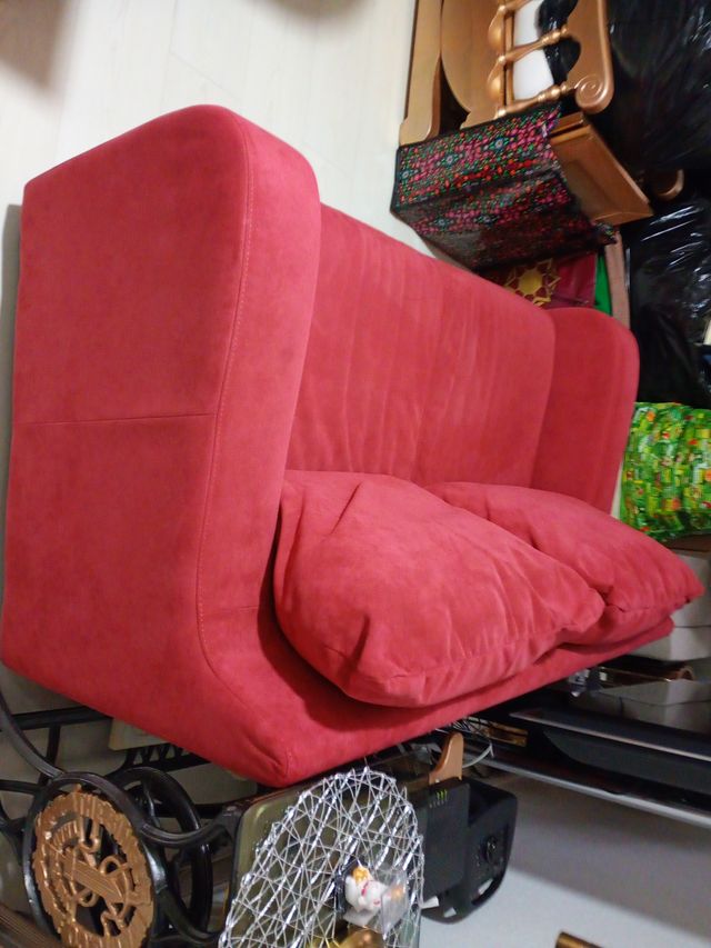 Sofá de tela cómo granate  no rojo