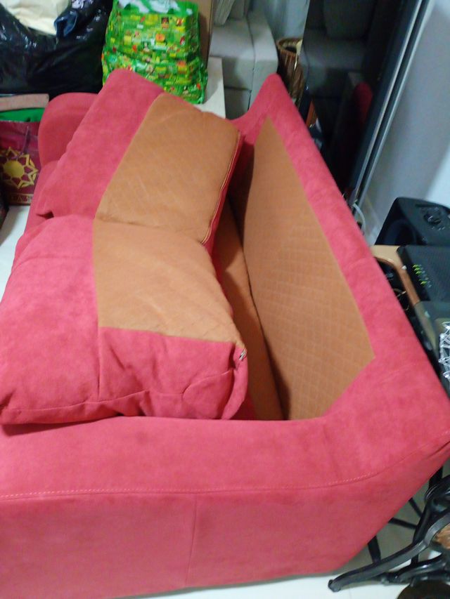 Sofá de tela cómo granate  no rojo