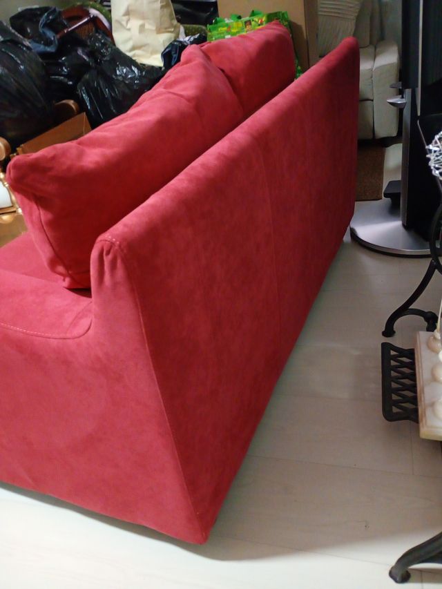 Sofá de tela cómo granate  no rojo