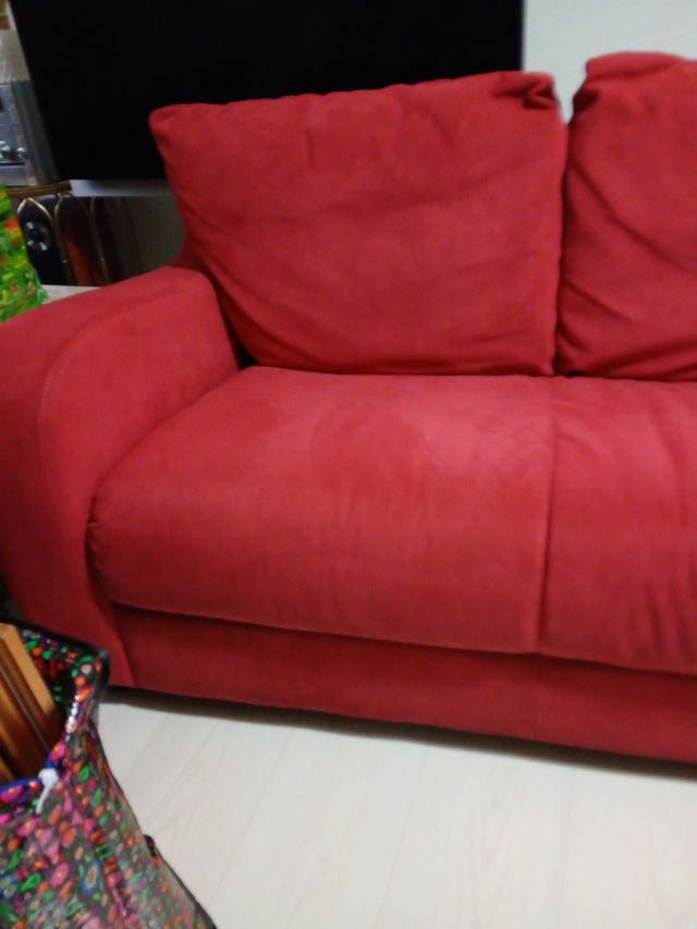 Sofá de tela cómo granate  no rojo