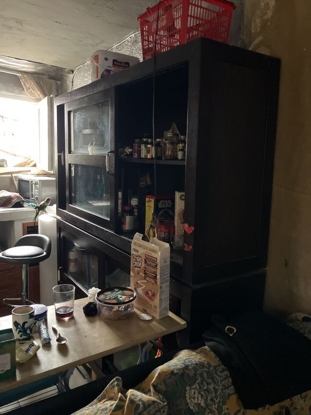 Vitrina grande de madera y cristal