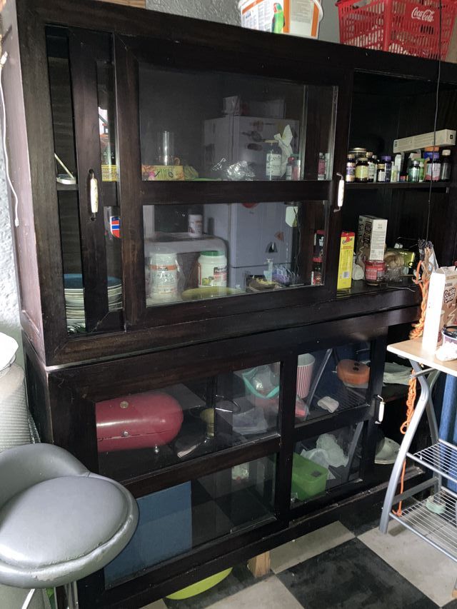 Vitrina grande de madera y cristal