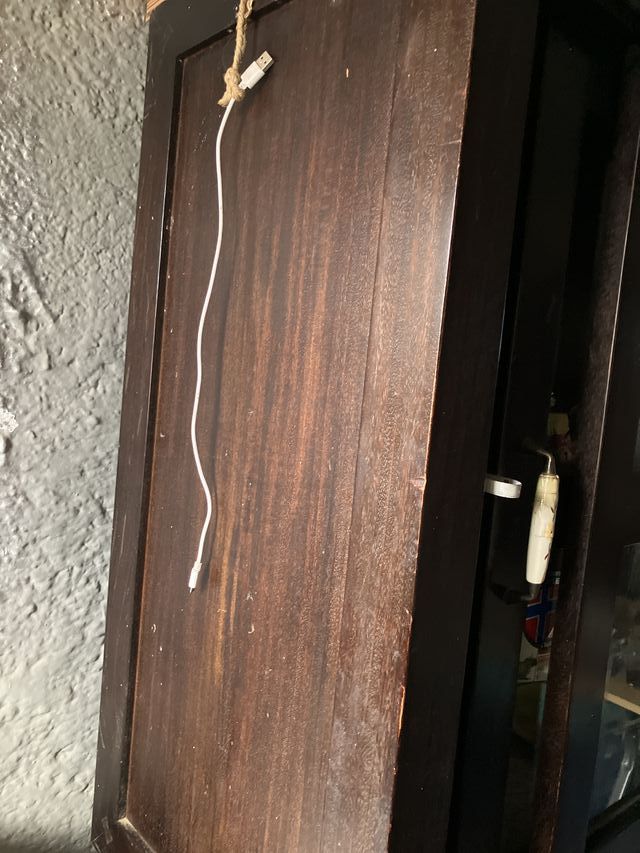 Vitrina grande de madera y cristal