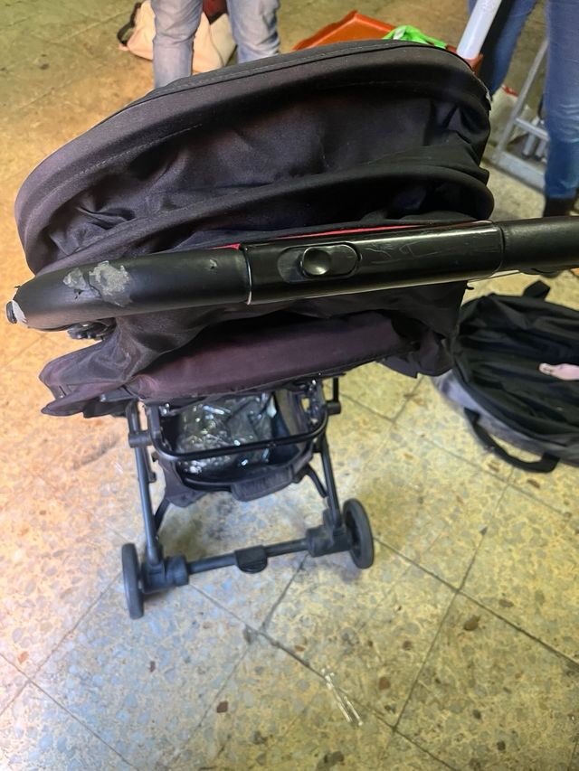 Silla de paseo negra y roja