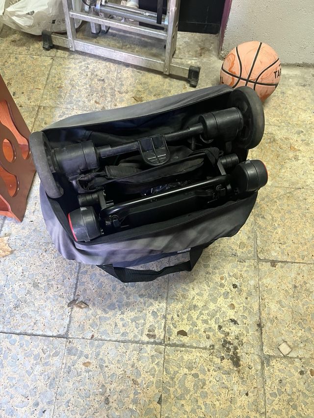 Silla de paseo negra y roja