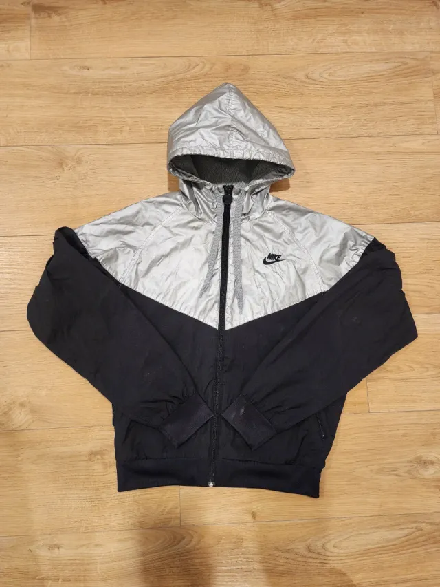 Chaqueta Cortavientos Nike Negra y Plateada