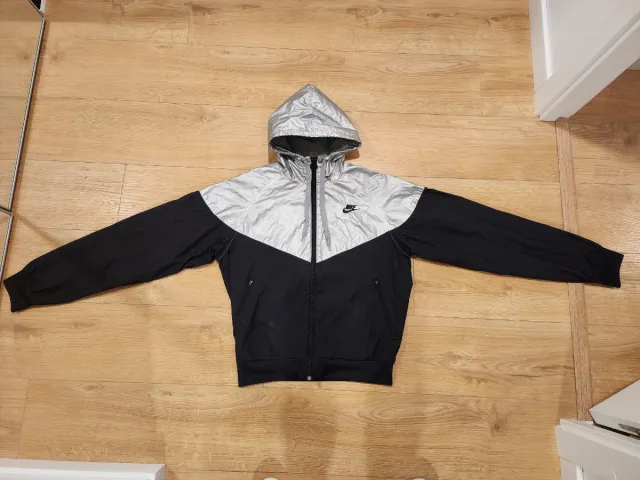 Chaqueta Cortavientos Nike Negra y Plateada
