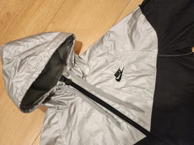 Chaqueta Cortavientos Nike Negra y Plateada