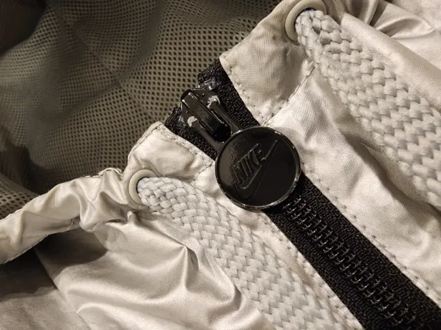 Chaqueta Cortavientos Nike Negra y Plateada