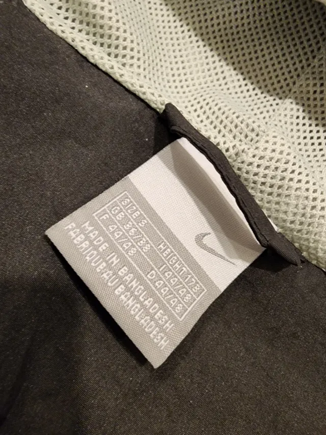 Chaqueta Cortavientos Nike Negra y Plateada