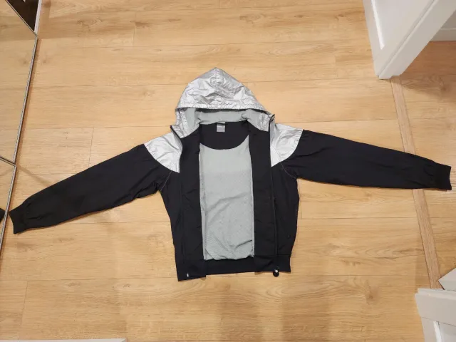 Chaqueta Cortavientos Nike Negra y Plateada