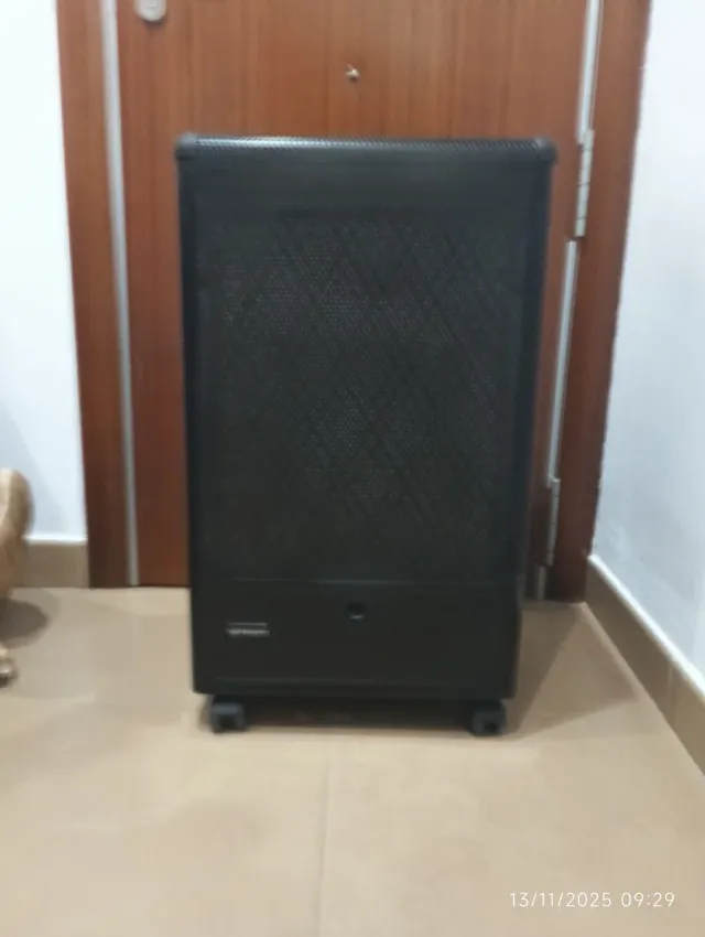 Calentador de gas negro con ruedas