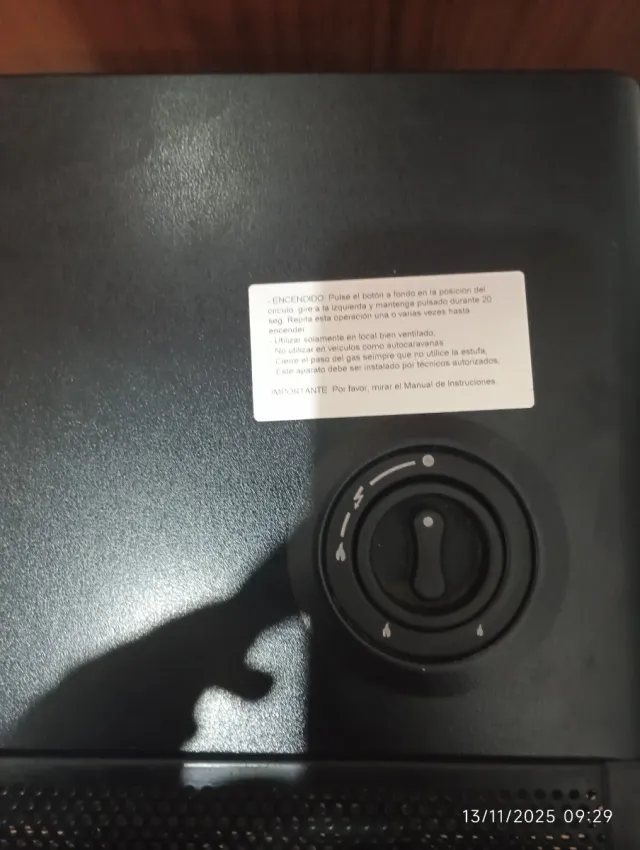 Calentador de gas negro con ruedas