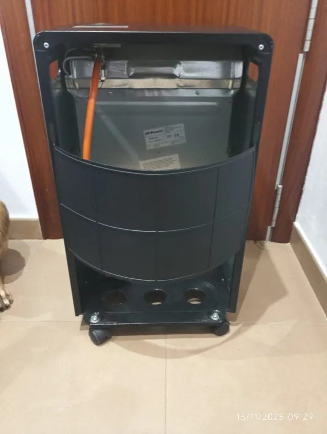 Calentador de gas negro con ruedas