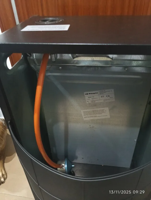 Calentador de gas negro con ruedas