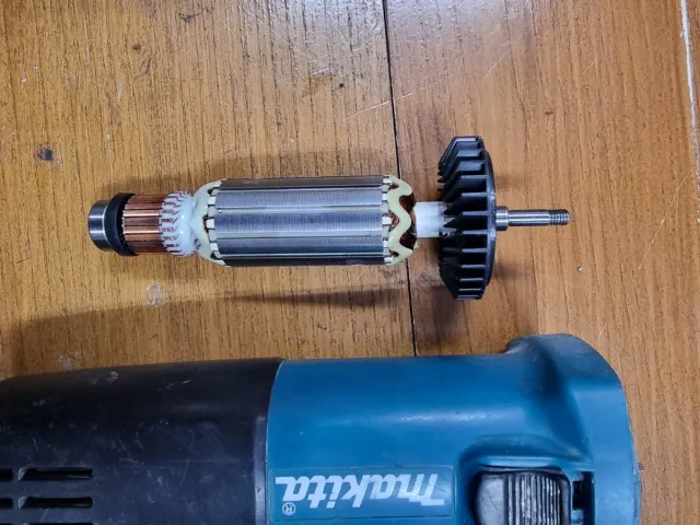 Amoladora Makita 9557NB