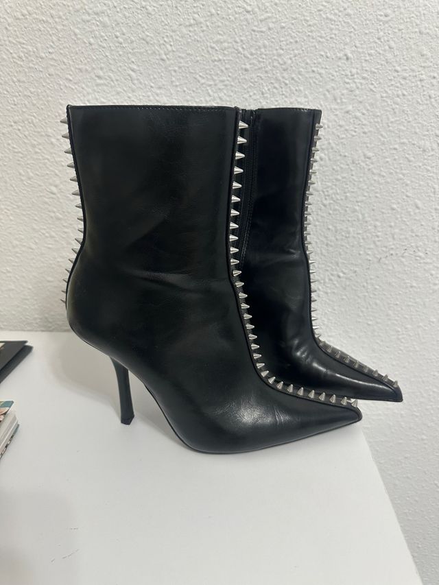 Botas negras con tachuelas