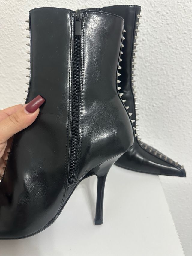 Botas negras con tachuelas