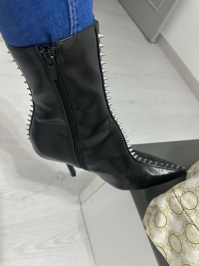 Botas negras con tachuelas