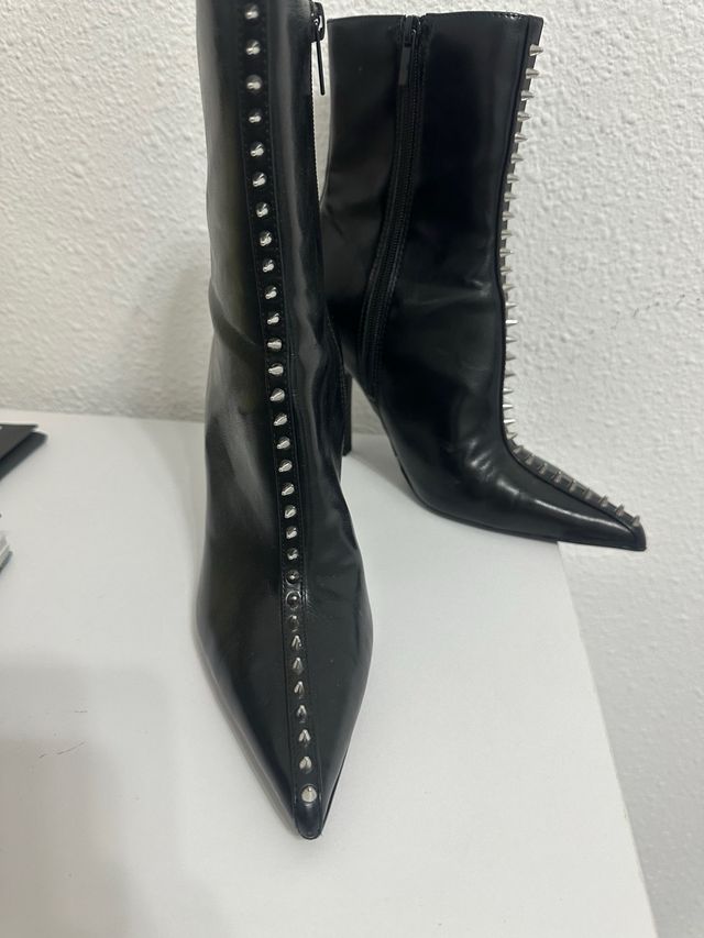 Botas negras con tachuelas