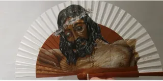 Abanico Cristo de Mena pintado a mano