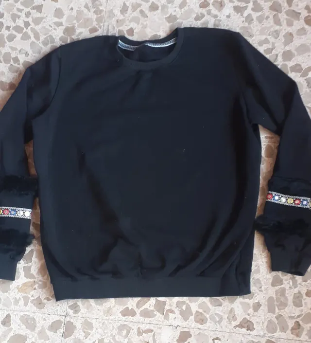 Sudadera chica negra M con detalles multicolor