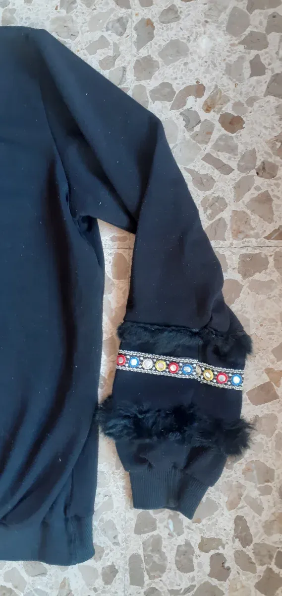 Sudadera chica negra M con detalles multicolor