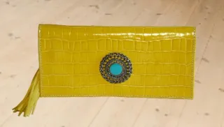 Cartera de piel amarilla con detalle joya