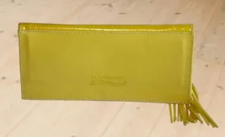 Cartera de piel amarilla con detalle joya