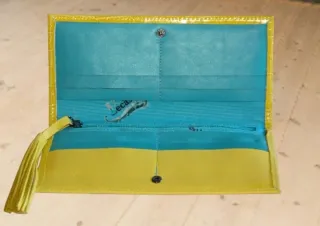 Cartera de piel amarilla con detalle joya