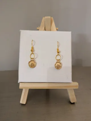 Pendientes colgantes dorados con diseño floral