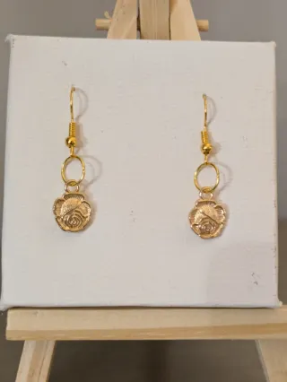Pendientes colgantes dorados con diseño floral